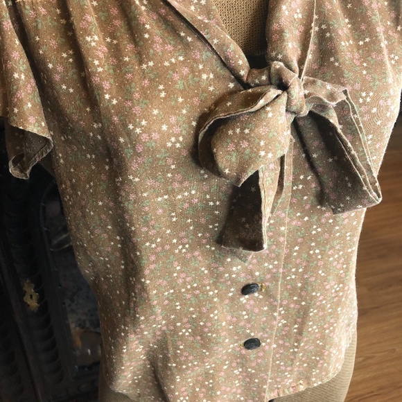 Adorable Vintage sheer “Byer” Floral Button up top - Picture 2 of 6